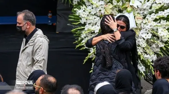 نگاهی به تیپ و استایل چهره‌های شاخص بر سر مزار مرحوم آتیلا پسیانی/ از استایل متفاوت صابر ابر تا چهره‌ی غم‌زده‌ی پریناز ایزدیار و نازنین بیاتی