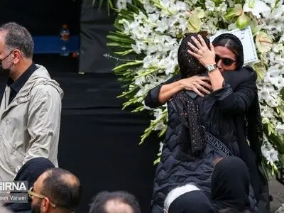 نگاهی به تیپ و استایل چهره‌های شاخص بر سر مزار مرحوم آتیلا پسیانی/ از استایل متفاوت صابر ابر تا چهره‌ی غم‌زده‌ی پریناز ایزدیار و نازنین بیاتی