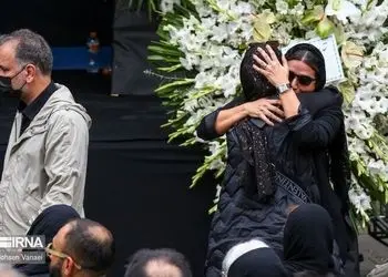 نگاهی به تیپ و استایل چهره‌های شاخص بر سر مزار مرحوم آتیلا پسیانی/ از استایل متفاوت صابر ابر تا چهره‌ی غم‌زده‌ی پریناز ایزدیار و نازنین بیاتی