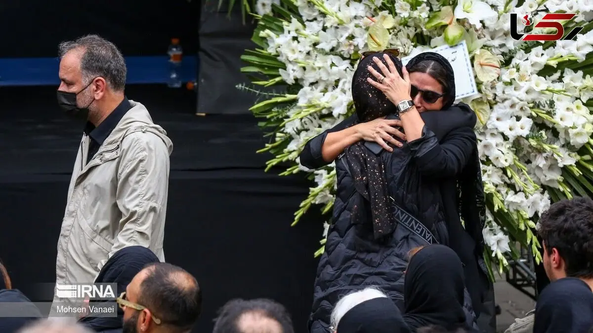 نگاهی به تیپ و استایل چهره‌های شاخص بر سر مزار مرحوم آتیلا پسیانی/ از استایل متفاوت صابر ابر تا چهره‌ی غم‌زده‌ی پریناز ایزدیار و نازنین بیاتی