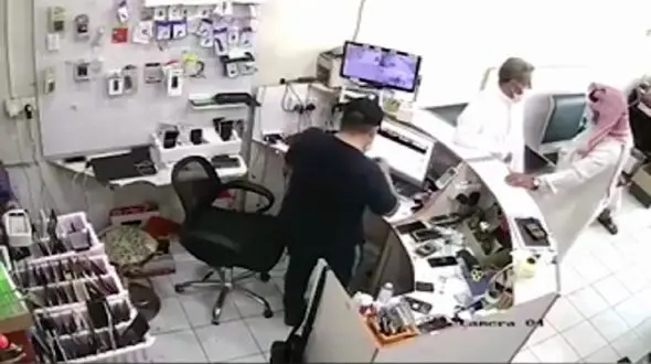 انفجار باتری موبایل در صورت فروشنده سعودی + فیلم