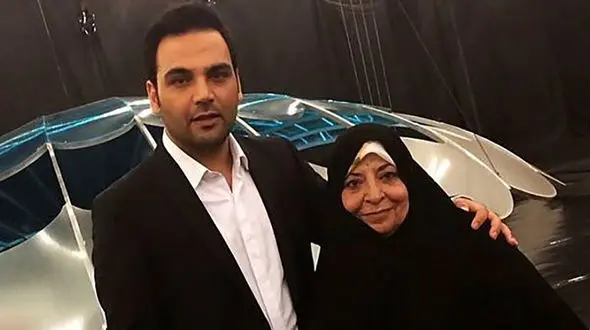 عکس / احسان علیخانی در کنار مادر مذهبی اش