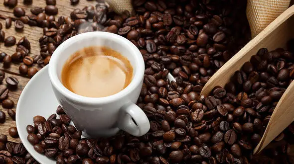 ترفند جدید زیبایی؛ شستشوی مو با آب قهوه و نتایج استثنایی