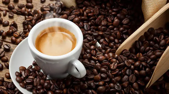 ترفند جدید زیبایی؛ شستشوی مو با آب قهوه و نتایج استثنایی