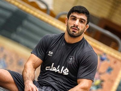 فیلم شاهکار دیدنی کامران قاسمپور در دیدار اول / تانک ایرانی حریف را با یک دست بلند کرد!