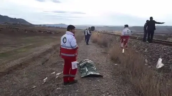 فیلم وحشتناک از لحظه برخورد قطار با مرد میانه ای