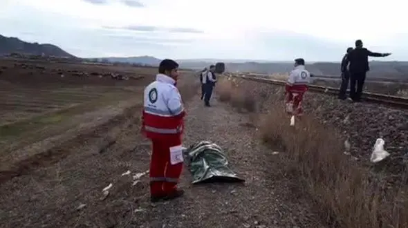 فیلم وحشتناک از لحظه برخورد قطار با مرد میانه ای