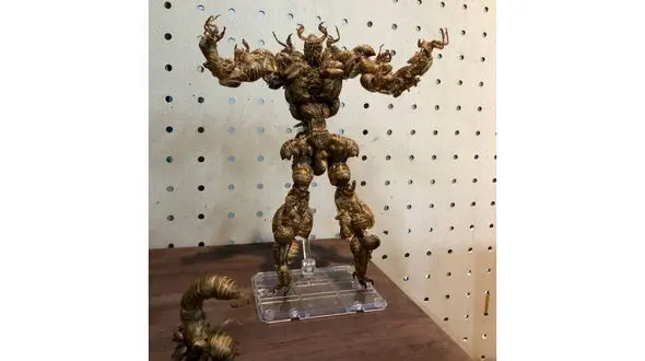 خلق مجسمه ای عجیب با دو موجود چندش آور+عکس