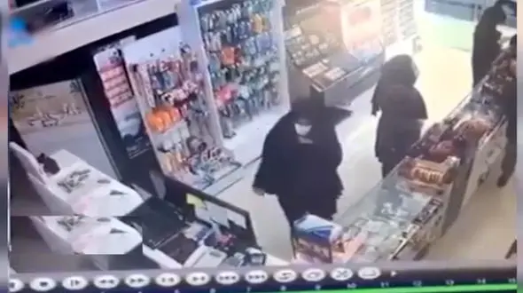 فیلم لحظه سرقت 2 زن از یک مغازه در اسلامشهر