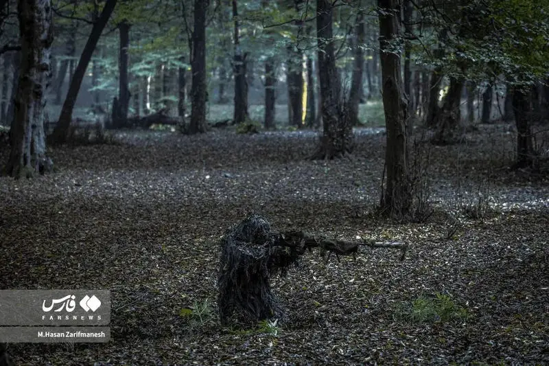 تمرین و آموزش های تخصصی رزم در جنگل توسط بسیجیان یگان ویژه فاتحین تهران بزرگ در جنگل‌های شمال کشور