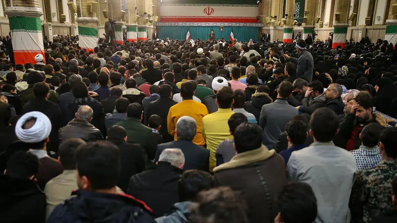 دیدار جمعی از رأی اولی‌ها و خانواده‌های شهدا با رهبر انقلاب حضرت آیت الله العظمی سید علی خامنه ای 1402/12/9