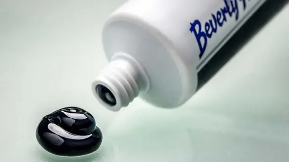 تمیزی و سفیدی دندان ها با این ماده عجیب