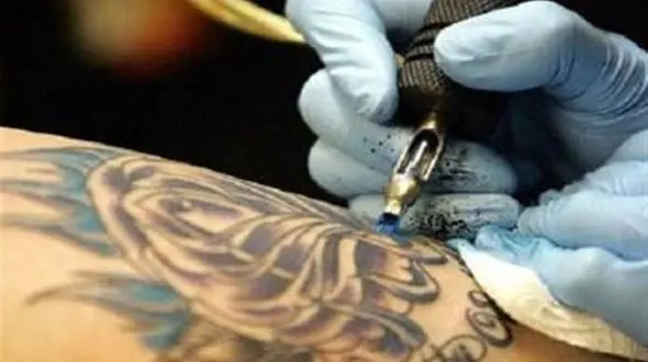 گرایش به تاتو نشانه کاهش اعتماد به نفس و خودآزاری