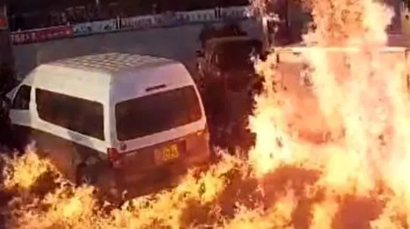 سرعت عمل دیدنی آتش نشانان در خاموش کردن آتش در پمپ بنزین + فیلم 