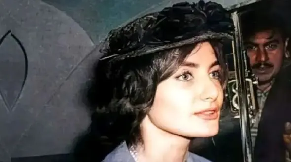 عکس سفر در زمان / تصویری کمتر دیده شده از شهناز و اشرف پهلوی در تهرانِ ۱۳۲۰