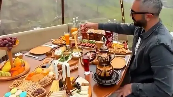 دنیا پر از فرصت هایی است که فقط منتظر توست