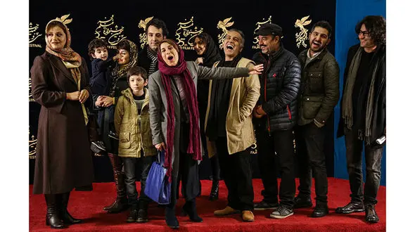 حواشی روز چهارم جشنواره / چهره های خندان بازیگران روی فرش قرمز کاخ 