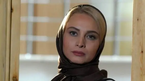 نگاهی به دکوراسیون خانه روح نواز و شیک مریم کاویانی با تم سفید و کرم / از گلدان های گل در سرتاسر خانه تا آباژورهای کلاسیک و پرده های سلطنتی!