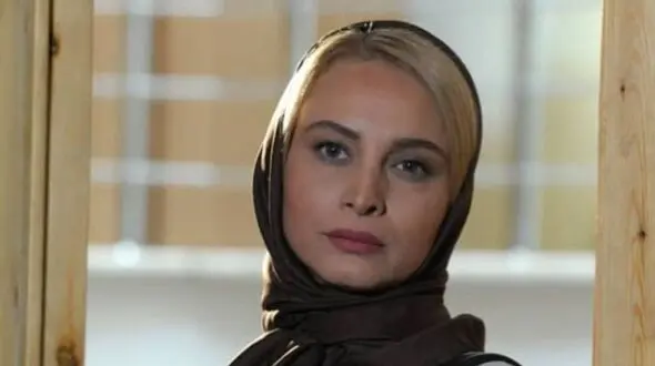 نگاهی به دکوراسیون خانه روح نواز و شیک مریم کاویانی با تم سفید و کرم / از گلدان های گل در سرتاسر خانه تا آباژورهای کلاسیک و پرده های سلطنتی!