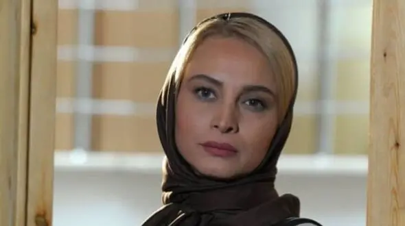 نگاهی به دکوراسیون خانه روح نواز و شیک مریم کاویانی با تم سفید و کرم / از گلدان های گل در سرتاسر خانه تا آباژورهای کلاسیک و پرده های سلطنتی!