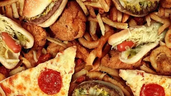 مشاهده بیماری های بالای 50 سال در بین کودکان/ عوارض خوراکی های خوشرنگ اما مضر