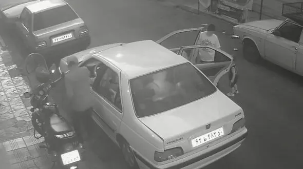 فیلم لحظه به لحظه سرقت دست‌بند طلای زن جوان در محله یاخچی آباد تهران