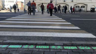 چراغ های راهنمایی برای عابران پیاده به کف خیابان رسیدند / خلاقیت روسیه برای عابران گوشی به دست +عکس