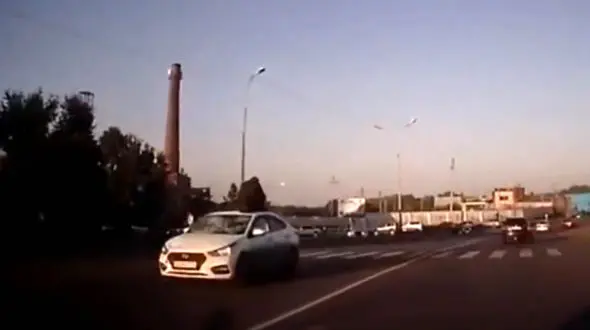 عابر پیاده‌ای که پس از تصادف سر از سقف ماشین در آورد + فیلم