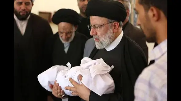 این نوزاد در آغوش ابراهیم رئیسی کیست؟ + عکس