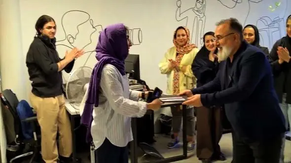 مدیرعامل رکنا از خبرنگار شجاع و حرفه‌ای جلسه معاون وزیر بهداشت تقدیر کرد + فیلم