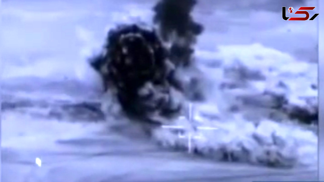 فیلم /  لحظۀ انهدام کاروان بزرگ داعش در بیابان سوریه 