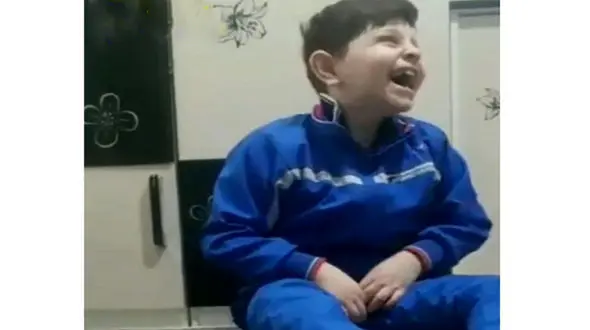 فیلم خنده دار پاره شدن شلوار دانش آموز در کلاس آنلاین ! /  خانم معلم شوکه شد !