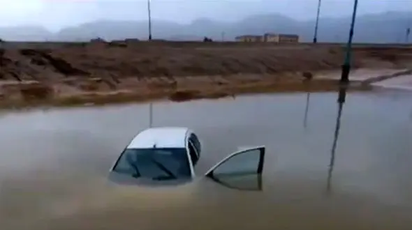 فیلم بیرون کشیدن پژو 206 از سیل هولناک در یزد / ببینید