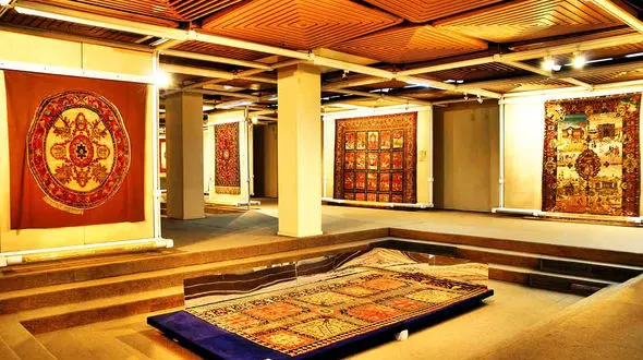 گنجینه ای مخفی از طرح  های فرش‌های ایرانی در موزه فرش ایران/ چرا در حوض های موزه فرش گل کاشته شد