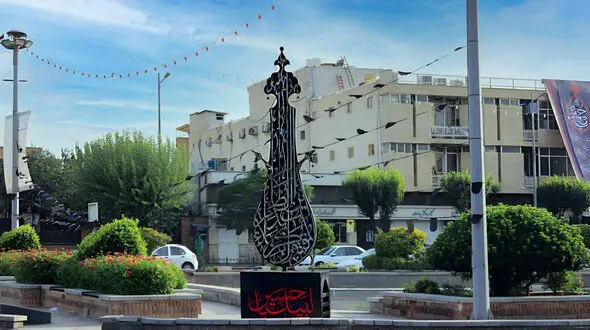 خط ایرانی بر قامت عَلَم عاشورا؛ روایت هنر در مسیر انتظار