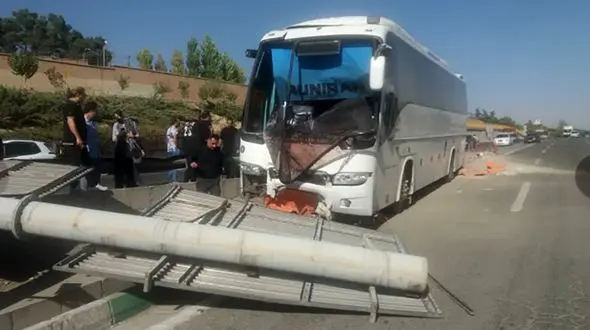 تصادف شدید اتوبوس بیابانی  با پایه های تابلو در یاسینی + عکس