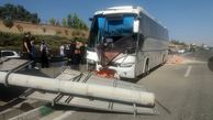 تصادف شدید اتوبوس بیابانی  با پایه های تابلو در یاسینی + عکس