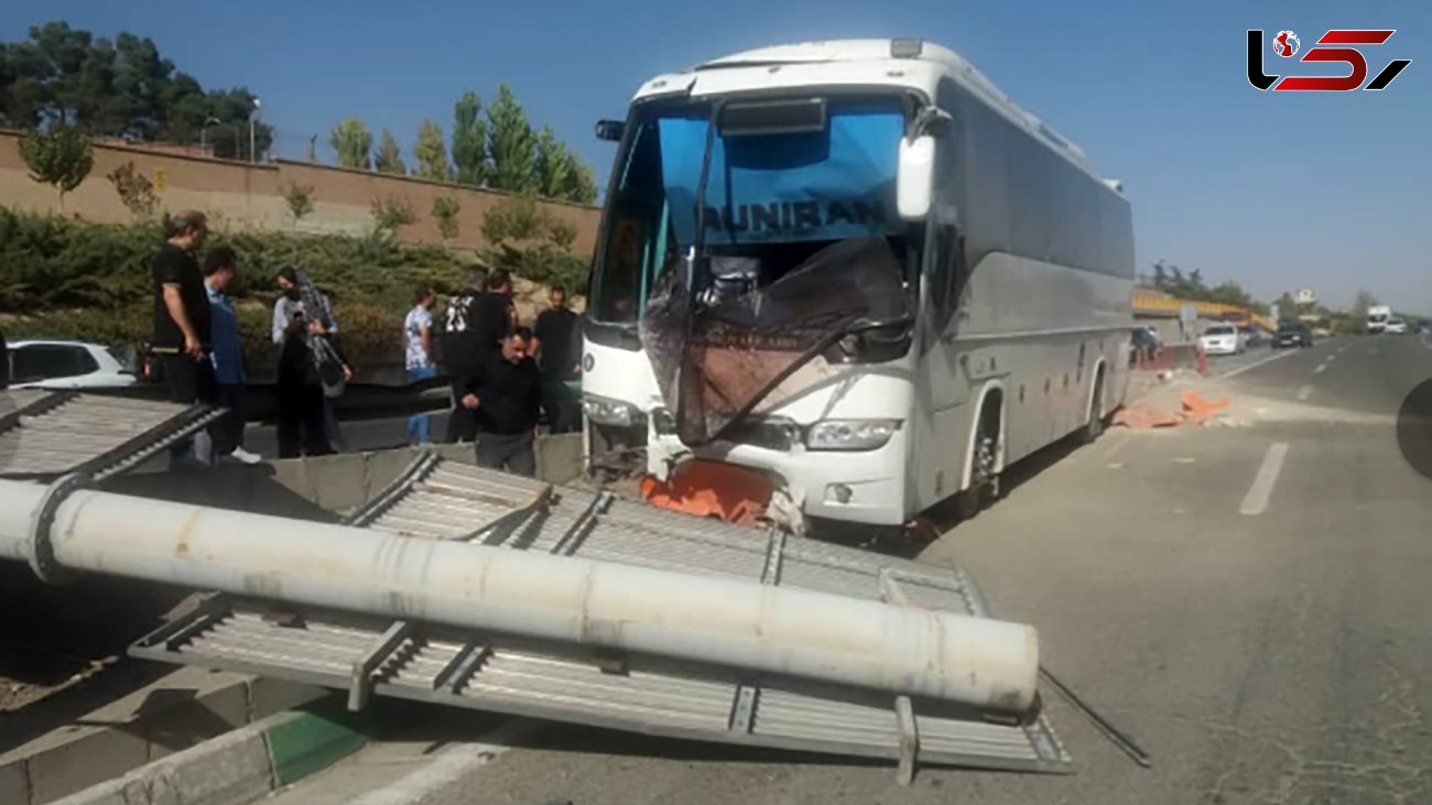 تصادف شدید اتوبوس بیابانی  با پایه های تابلو در یاسینی + عکس