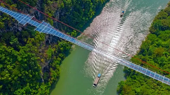 فیلم عبور کامیون های غول پیکر از پل معلق در چین