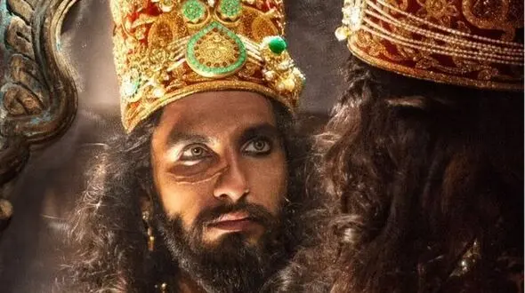 حمله به اتوبوس مدرسه در اعتراض به یک فیلم / ملکه هندوها تسلیم پادشاه مسلمانان شد و ..! + عکس
