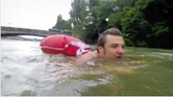 مردی که هر روز با شنا کردن سرکار می رود