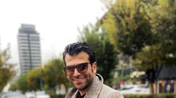 فیلم/ روزبه حصاری: زن عموم مهمون اومده بود به مامانم گفتم چرا.../ موزی که داریم رو بین میوه ها نذاشتی رفتم موز رو آوردم و...!