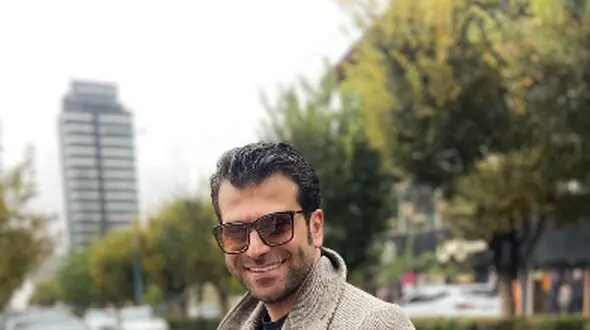 فیلم/ روزبه حصاری: زن عموم مهمون اومده بود به مامانم گفتم چرا.../ موزی که داریم رو بین میوه ها نذاشتی رفتم موز رو آوردم و...!