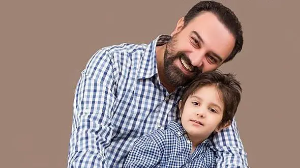 قابی عاشقانه از مادر و پسر برزو ارجمند