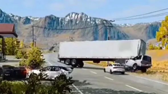 ببینید/خوش شانسی عجیب راننده سواری بعد از رد شدن از زیر کامیون