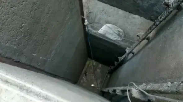 سقوط هولناک یک جوان از ارتفاع ۱۲متری در کاشان + فیلم