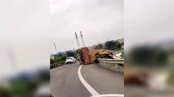 ببینید / لحظه چپ شدن عجیب یک کامیون سر پیچ در جاده!