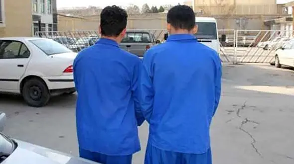 زنم در راه پله ها با مرد همسایه تنها بود و...