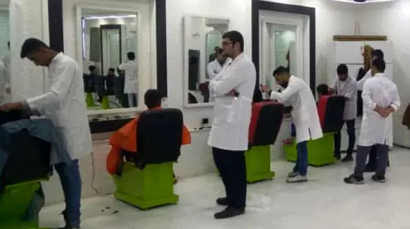 کار خوب یک مدرسه در آبادان/ اصلاح سر رایگان دانش‌آموزان محروم