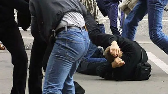 درگیری خونین در کرمانشاه به خاطر چپ کردن یک ماشین / 6  نفر به جان هم افتادند